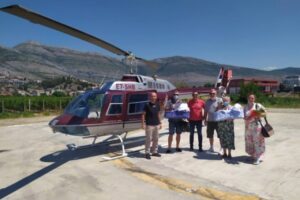 Mališani stigli kući: Prijevremeno rođeni blizanci helikopterom došli u Trebinje