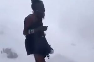 Hit na društvenim mrežama: Polunag i bosonog pjeva u snijegu na Himalajima VIDEO