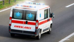 Povrijeđena dva pješaka: Vozilo Hitne pomoći udarilo auto koje je “odjetjelo” na pješačko ostrvo