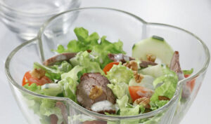 Ukusno, a ne goji: Zelena salata s junećim mesom nestaće sa stola “brzinom munje”