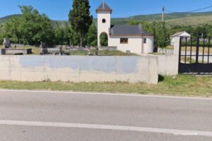 Solidarnost komšija: Hrvati prekrečili pogrdni grafit na zidu pravoslavnog groblja i crkve
