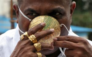 Indijac se zlatnom maskom štiti od korona virusa