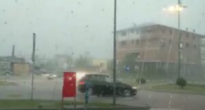 Vatrogasci izvlačili poplavljena vozila: Nevrijeme pogodilo Kakanj VIDEO