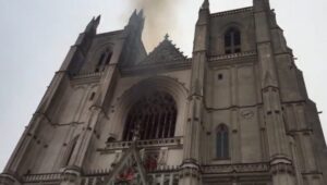 Požar u katedrali u Nantu – VIDEO