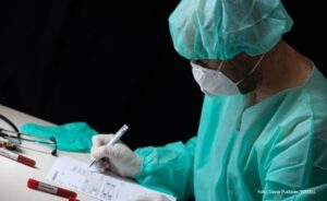 Od posljedica korone preminuo 21 pacijent u Srbiji: Na Kosmetu umrla porodilja