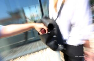 Lopov dolijao policiji: Maloljetnik presretao žene i otimao novčanike