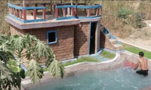 Napravio kuću od blata sa bazenom koristeći samo jedan “alat” – VIDEO