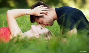 Istraživanje pokazalo: Parovi koji se često maze su zdraviji, sretniji i smireniji