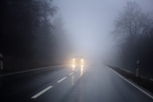 Upozorenje za vozače: Magla u kotlinama, kolovozi mokri