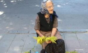 Teška priča jedne starice! Baka Milja ima 96 godina i prodaje vjenčiće na ulici