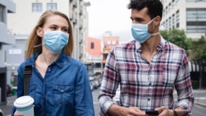 “Nosićemo maske još dugo”: Stručnjak za pandemiju ima jasnu poruku za neodgovorne