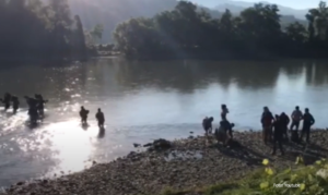 Skoro svakodnevna pojava! Stotinu migranata ponovo pješke pokušalo preko Drine ući u BiH VIDEO
