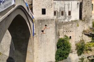 Atrakcija sa Starog mosta: Za titulu najboljeg skakača bori se 32 učesnika VIDEO