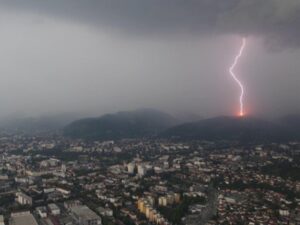 Slika sve govori: Ovako su munje i gromovi sijevali nad Banjalukom FOTO