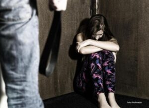 Oštra osuda! Francuska protjerala porodicu iz BiH koja je pretukla kćerku zbog momka