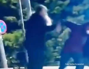 Javnost zgrožena brutalnošću: Sveštenik nasrnuo na muškarca koji je vukao demonstranta (VIDEO)