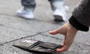 Banjalučanin “u rukama” policije: Pronašao novčanik pun para i zadržao ga za sebe