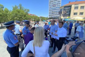 “Našli mjesto za saksiju, nisu za ljude”: Policija prekinula opoziciju tokom obraćanja na Trgu Krajine