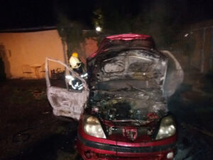 Buktinja usred noći: Vatra “progutala” automobil na parkingu, alarmirana i policija
