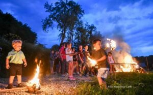 Mališani u Banjaluci tradicionalno palili petrovske lile – FOTO