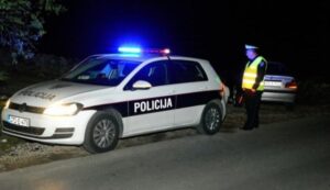 Tragedija u Tuzli: “Pežo” udario u stub ulične rasvjete, vozač na mjestu ostao mrtav