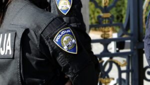 Nema šale: Policajac u Hrvatskoj otpušten jer nije htio da pokaže kovid potvrdu