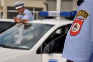 Drama u Tesliću: Mladić se popeo na krov zgrade i prijetio da će se ubiti