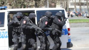 Drama u selu kod Gradiške: Bacio bombu na komšiju, pa se s majkom zaključao u kuću