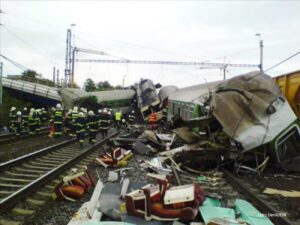 Strašne scene sa mjesta tragedije: U sudaru vozova jedno poginulo, desetine ljudi povrijeđene FOTO