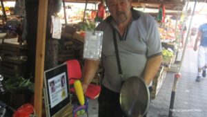 Genijalan marketinški trik: Od njega svi kupuju kuvani kukuruz jer liči na legendarnog glumca (FOTO)