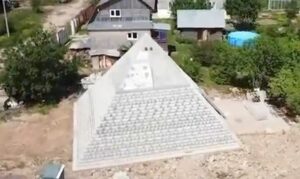 Izgradili repliku Keopsove piramide u dvorištu da bi spasli Zemlju – VIDEO