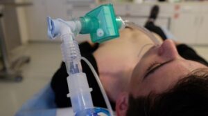 “Oprez, niko nije pošteđen”: Zbog korone na respiratoru i devetnaestogodišnji pacijent