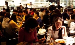 “Stop” širenju korone: U kafićima i restoranima najvažnija fizička distanca među gostima
