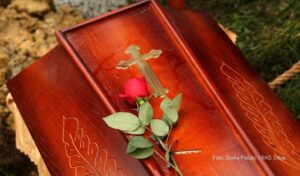 Slave da što bolje isprate umrlu osobu: Neobični običaji na sahranama – razlikuju se od zemlje