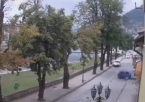 Filmska potjera u centru grada: Bježao od policije, pa se autom zabio u izloge VIDEO