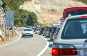 Iz AMS pozivaju na dodatni oprez: Pojačana frekvencija vozila na putevima i graničnim prelazima