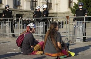 I večeras protesti u Beogradu: Počelo okupljanje ispred Skupštine, najavljen “sjedeći protest”