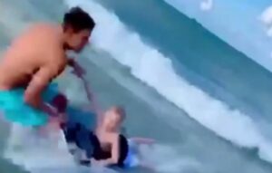 Bilo je dramatično: Hrabri policajac spasao dječaka pred naletom ajkule VIDEO