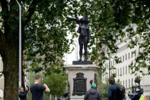 Pesnica podignuta u vis: Statuu robovlasnika zamijenila tamnoputa demonstrantkinja