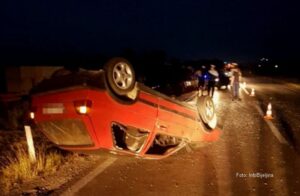 Sudar golfa i traktora, oba vozila završila na krovu