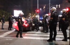 Taksista pokušao da probije kordon policije – VIDEO