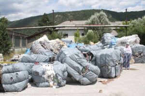 U Busovači već mjesec stoji šleper pun smeća iz Italije, građani ne dozvoljavaju istovar