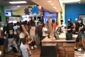 Rulja napravila haos: Stotine tinejdžera pobjesnilo zbog neispravne mašine za igre na sreću VIDEO