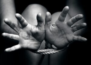 Policija stavljala lisice na ruke: Zbog trgovine ljudima uhapšeno 12 osoba