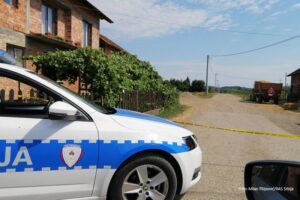 Sa majkom se zatvorio u kuću: Policija i dalje pregovara sa muškarcem kod Gradiške, stigao i Lukač