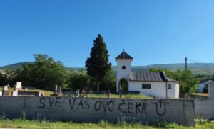 Vandalizam: Na pravoslavnom groblju ustaški simboli i poruka: “Sve vas ovo čeka”