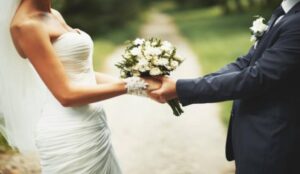 Šumska ceremonija odisala ljubavlju: Vjenčali se na granici jer je zbog korone nisu mogli preći