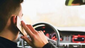 Bezbjednost na “klimavim nogama”: Od sto vozača u Gradišci sedam ih telefonira za volanom