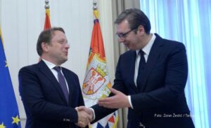 Vučić u Briselu razgovarao sa Varheljijem