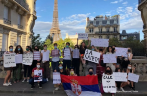 “Ti si COVID Srbije”: Vučića u Parizu dočekale poruke bijesnih srpskih studenata FOTO